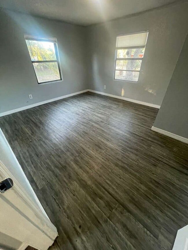 Building Photo - 2/1 St Pete Move In Ready | Apply for FREE This Holiday Season!