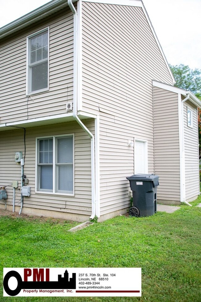 Building Photo - 3 Bedroom and 1.5 bathroom Duplex for Rent