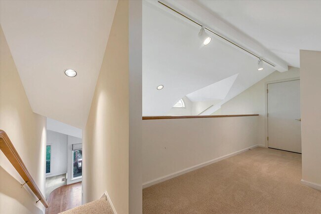 Building Photo - 954 Russell Ave