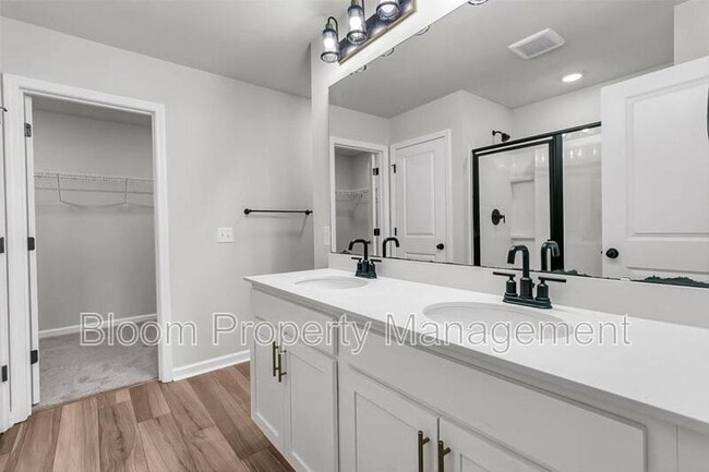 Building Photo - 247 Lucca Dr