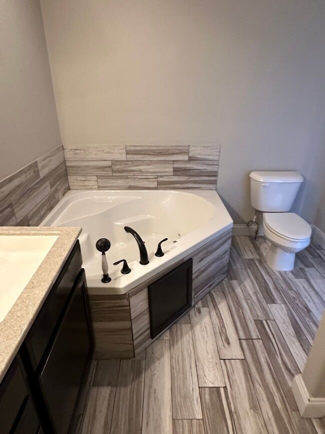 Building Photo - 4 Bedroom 3 Bath 2 Stall Garage in Waynesv...