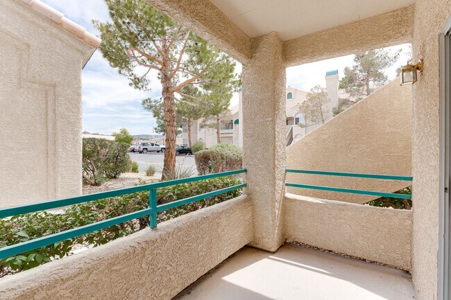 Building Photo - Spacious and Stylish Green Valley First-Floor Unit!!