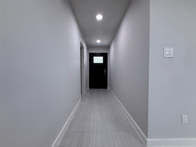 Building Photo - 6518 Briar Terrace Dr