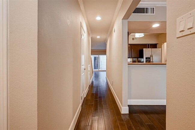 Building Photo - 1926 Augusta Dr