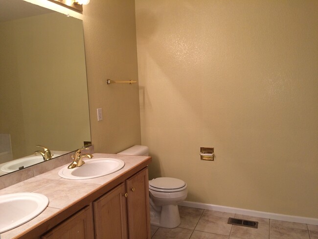 Building Photo - Beautiful 2B Condo in Lafayette's Autumn R...