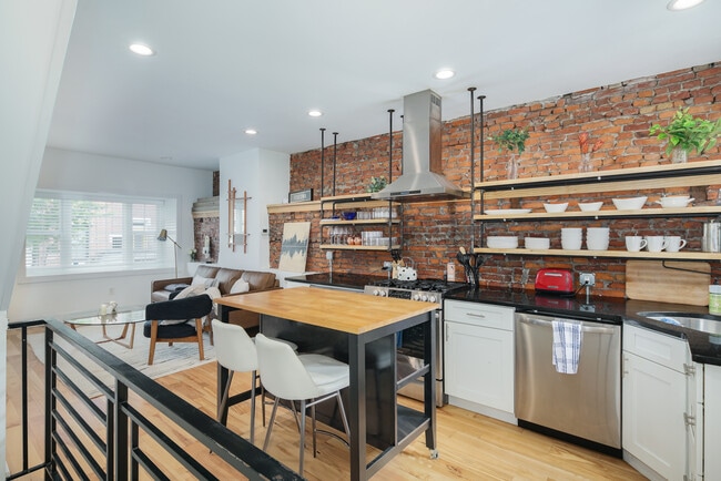 Building Photo - 2223 Taggert St