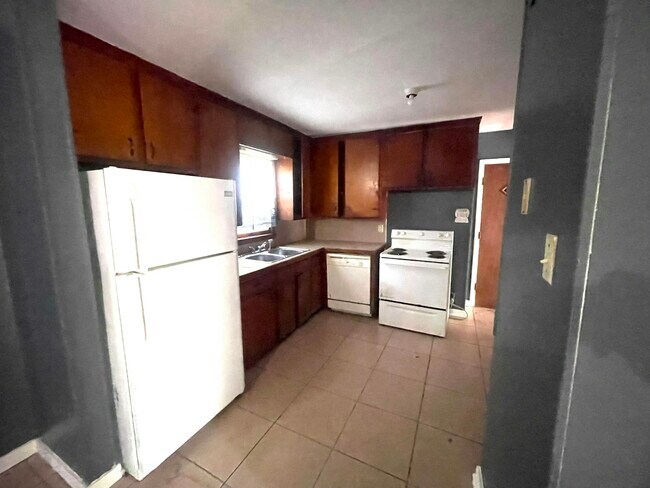 Building Photo - 1127 Killarney St