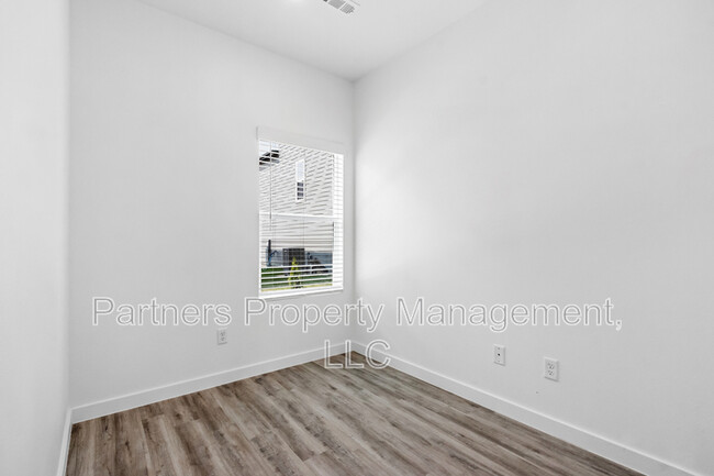 Building Photo - 881 Ventnor Ave