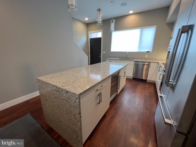 Building Photo - 423 Wallace St