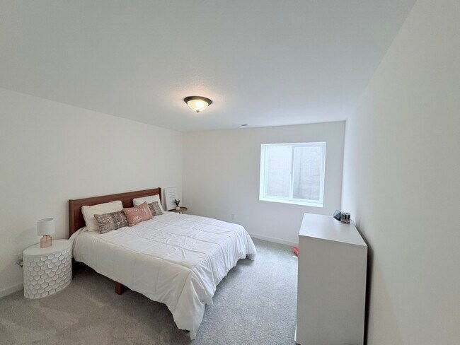 Building Photo - 5290 N Pinecrest Ct