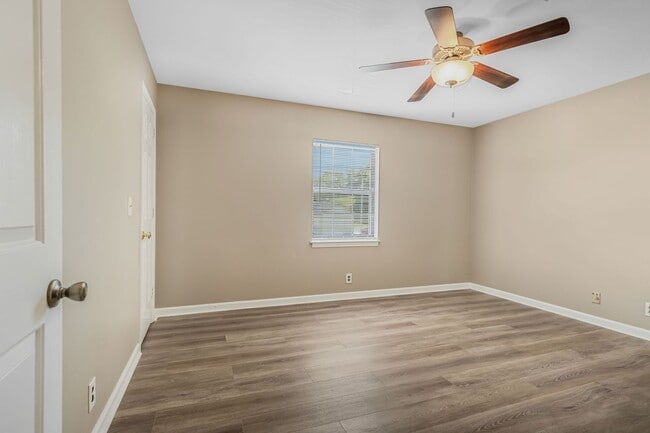 Building Photo - Convenient Brentwood Condo