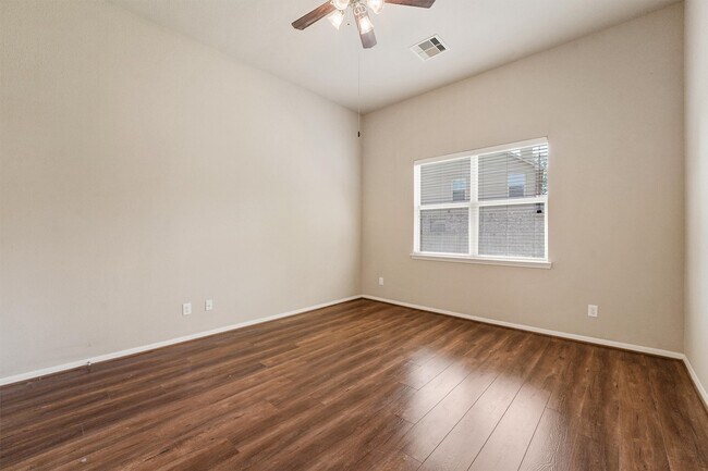Building Photo - 115 Black Swan Pl