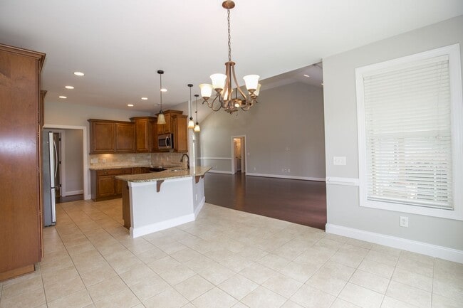 Building Photo - Woodlake Home