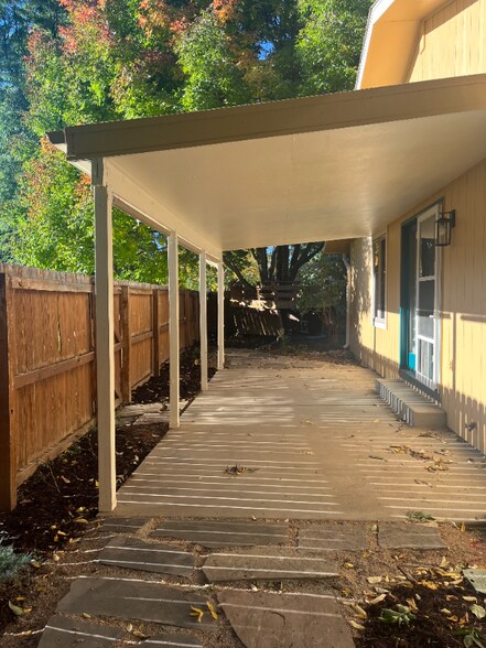 Building Photo - 2702 Parklake Ct