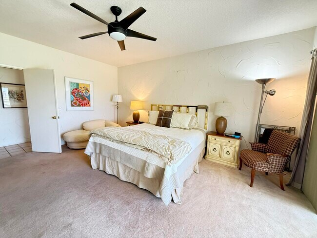 Building Photo - 326 Vista Royale Dr