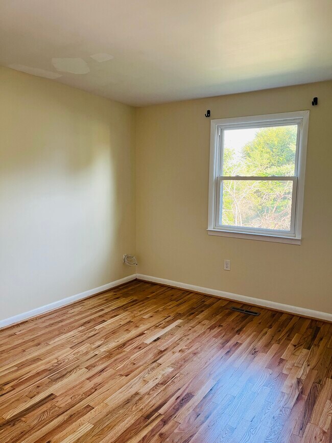 Building Photo - 2 Wimbledon Ln