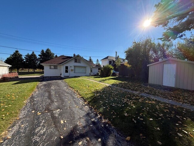 Building Photo - West Allis 3 bedroom 1 bath ranch Home