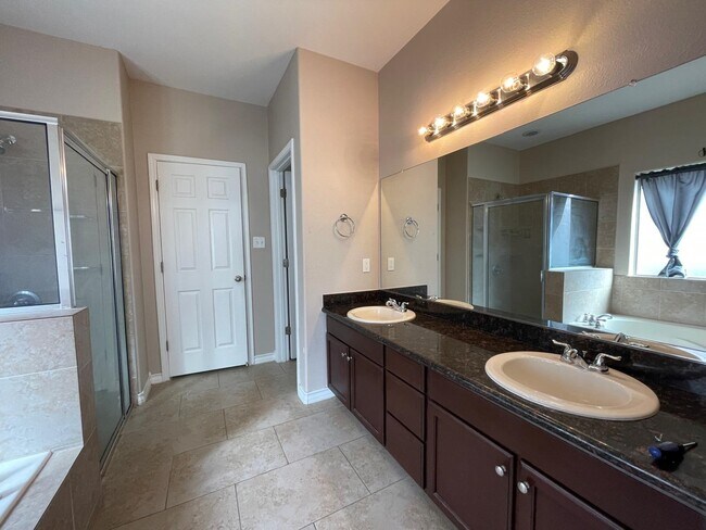 Building Photo - 107 Tranquilo Dr