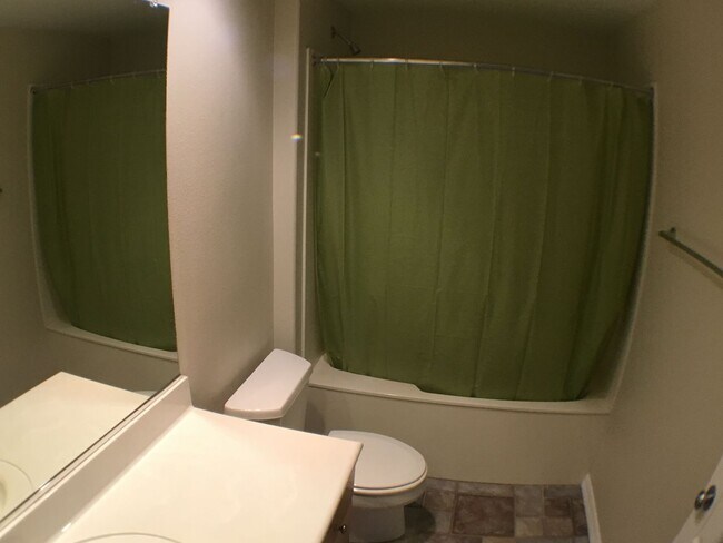 Building Photo - Great 2 bedroom condo on 2nd story!