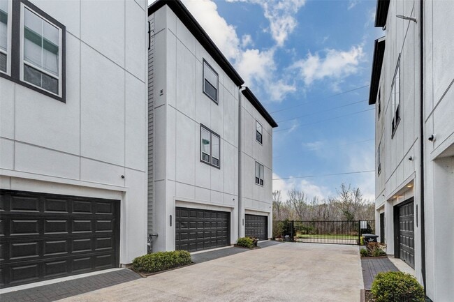 Building Photo - 2802 Grand Fountains Dr