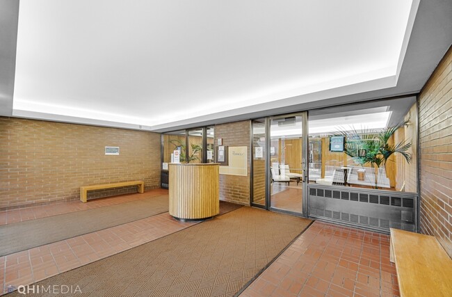 Building Photo - 801 S Plymouth Ct