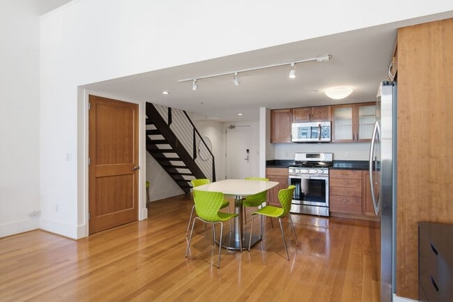 Building Photo - 520 6th St