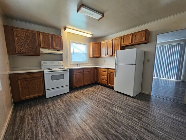 Building Photo - NE 2 bedroom 1 bath with fenced yard, near...