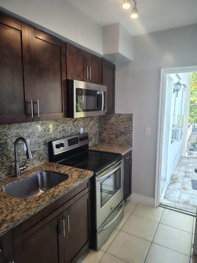 Building Photo - 6940 Bay Dr