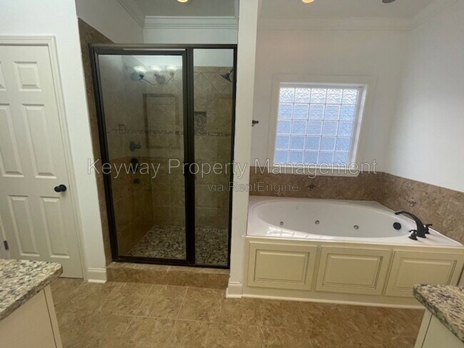 Building Photo - 880 Willow Lake