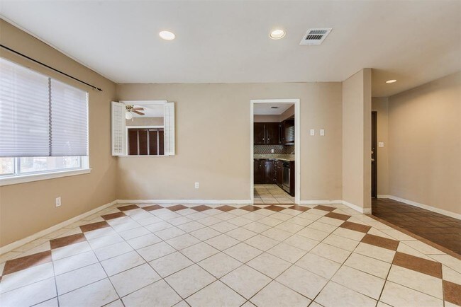 Building Photo - 2207 Briarview Dr