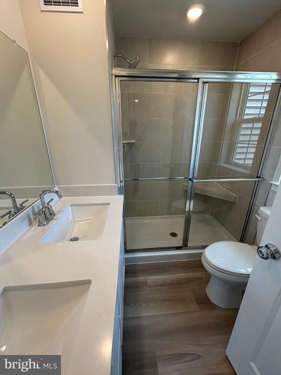 Building Photo - 38 Barnes Wy