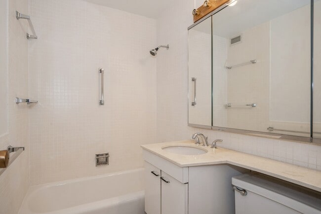 Building Photo - 400 E Randolph St