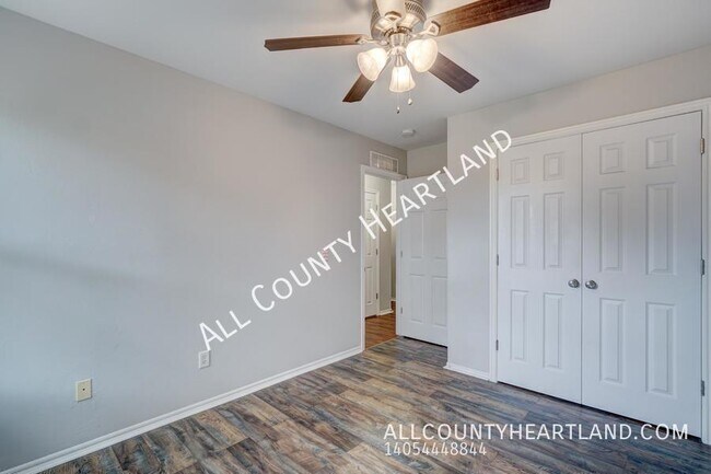 Building Photo - 2008 SE 7th Ct