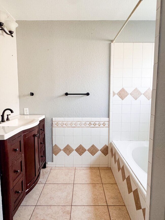 Building Photo - 4 bedroom, 2.5 bath close to Ft. Hood