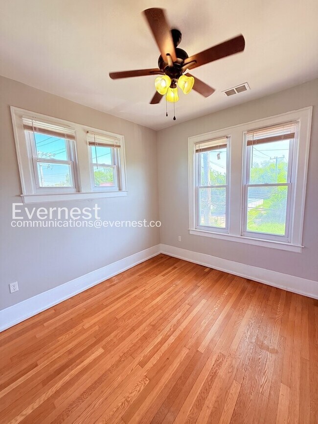 Building Photo - Spacious Home with Street Parking / 2 Bed, 1 Bath / Voucher / Pet-friendly / Coming Soon!