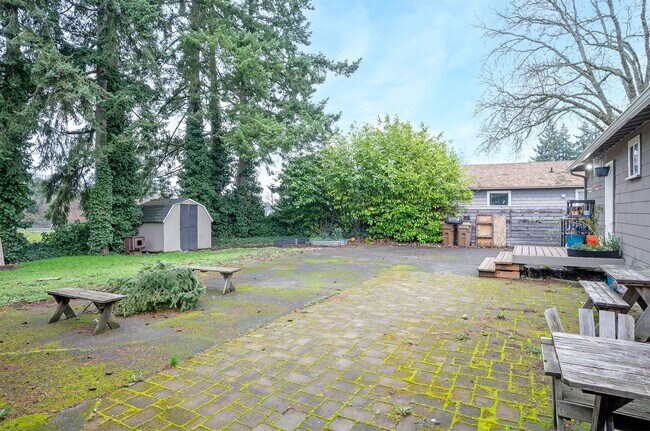 Building Photo - Comfortable 2-Bedroom Home on Large Fenced Corner Lot