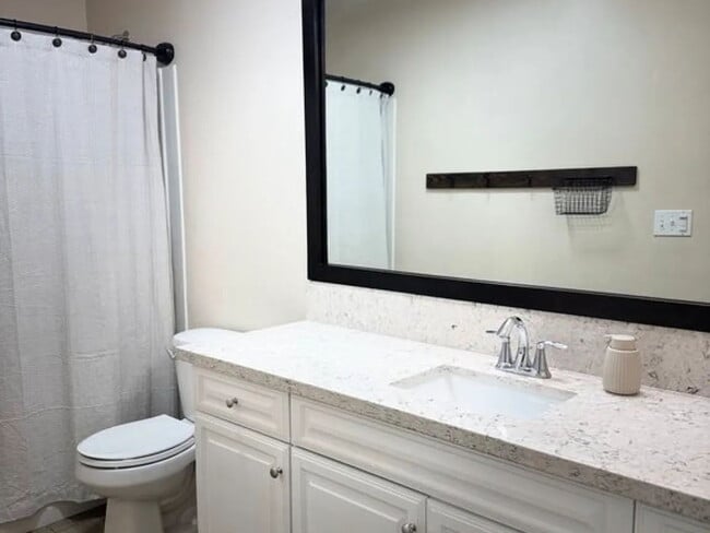 Building Photo - For Rent Beautiful 4-Bedroom Home in Southwest Bakersfield