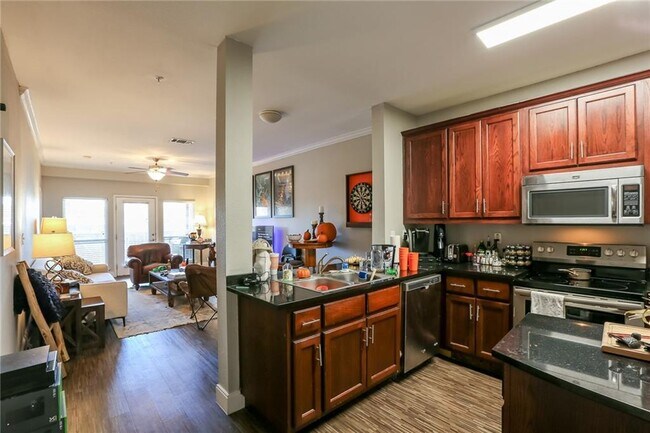 Primary Photo - 910 W 25th St