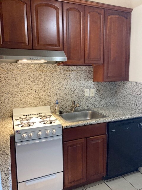Renovated kitchen - 3213 Alma St