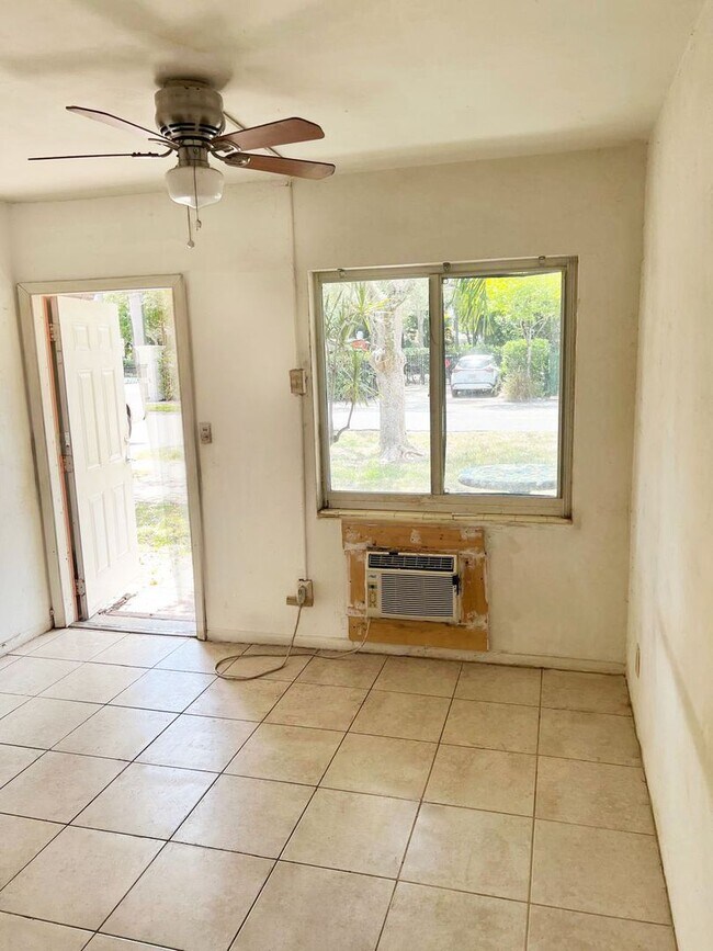 Building Photo - 1044 NE 11th Ave