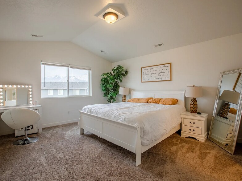 Building Photo - 87 E 460 N