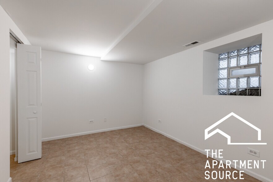 Building Photo - 1260 N Greenview Ave