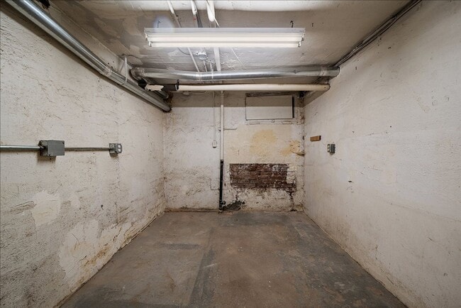 Building Photo - Uptown condo available immediately