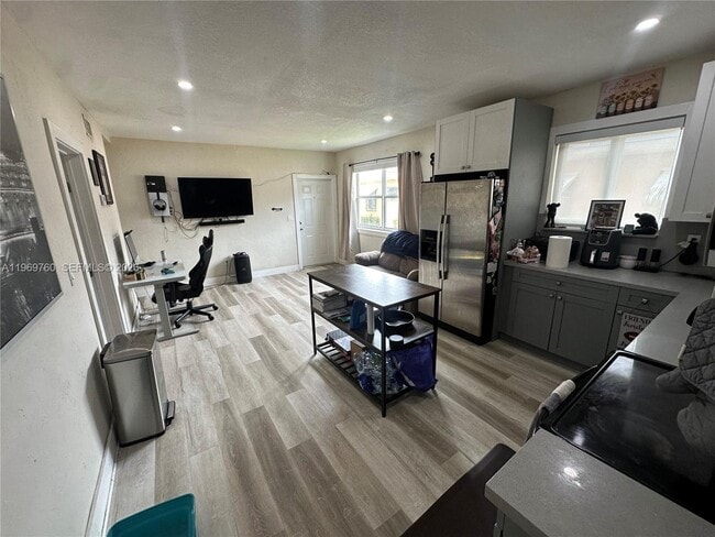 Building Photo - 1147 NE 113th St