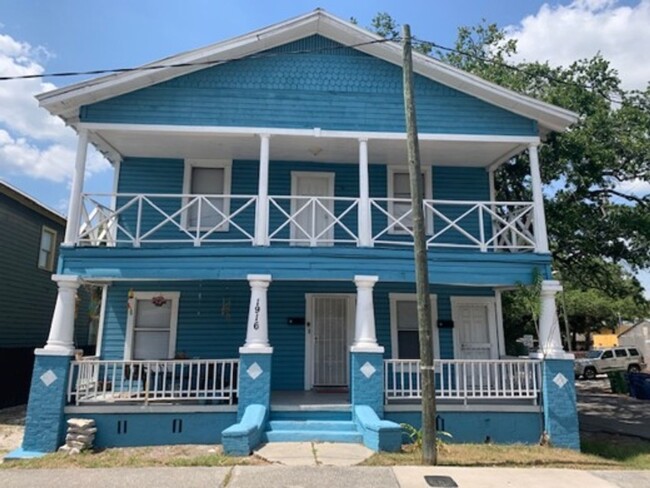 Building Photo - Beautiful Historic Home