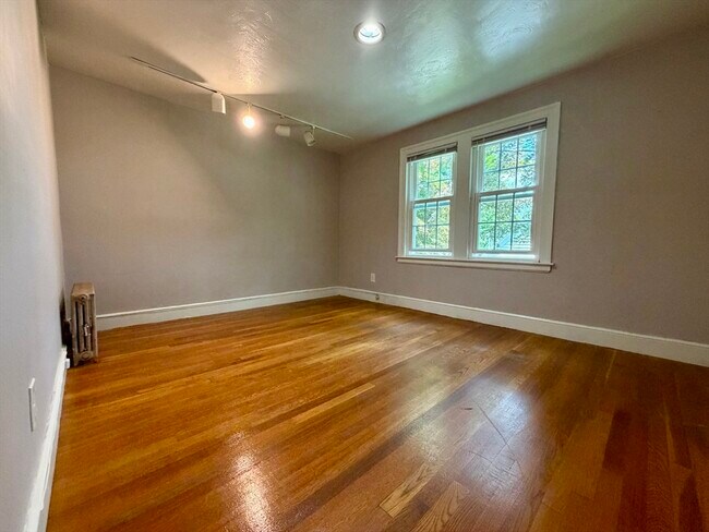 Building Photo - 18 Zenith Dr