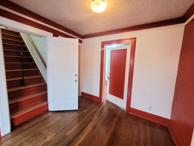 Building Photo - Spacious Unique Home in Central Location