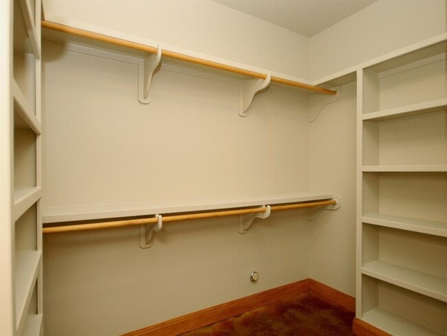 Building Photo - 907 Ellingson Ln