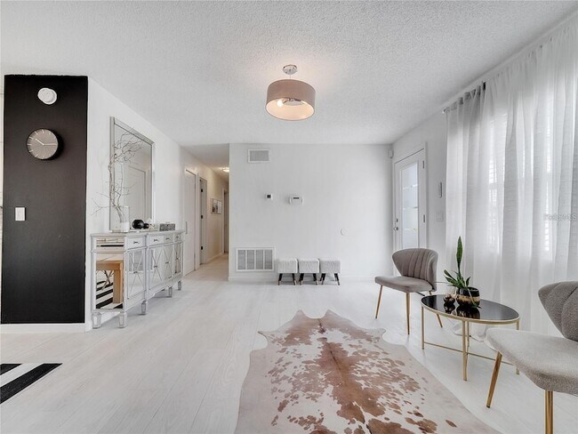 Building Photo - 4754 Lake Shore Dr