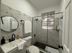 Building Photo - 1560 SW 5th St